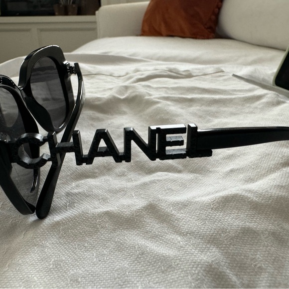 **SOLD**AUTHENTIC CHANEL STRASS SUNGLASSES - Picture 2 of 6